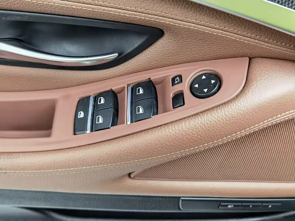 BMW 5 Series — миниатюра 9