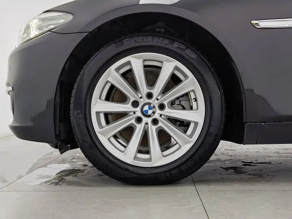 BMW 5 Series — миниатюра 17