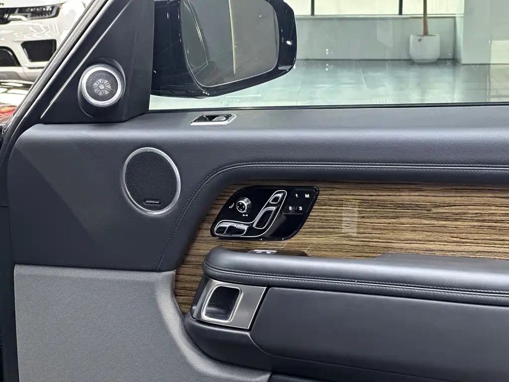 Land Rover Range Rover — миниатюра 7