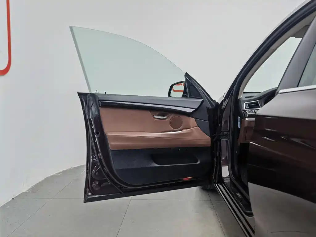 BMW 5 Series GT 5 GT 2014 528i Lead