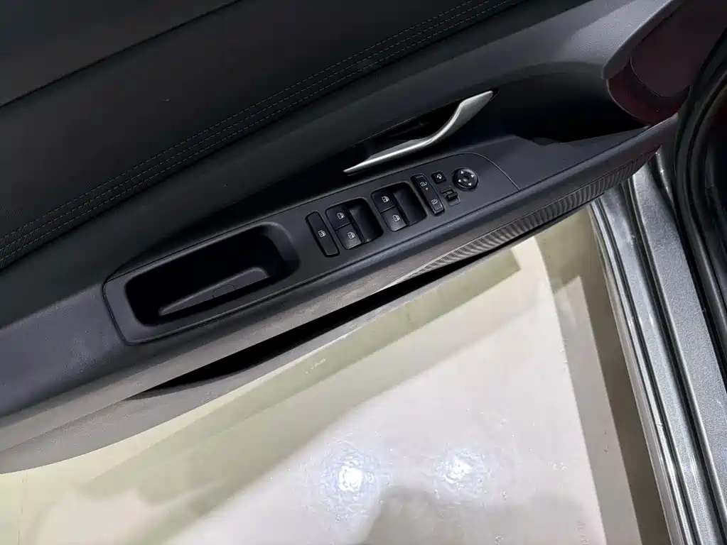 Hyundai Elantra — миниатюра 14