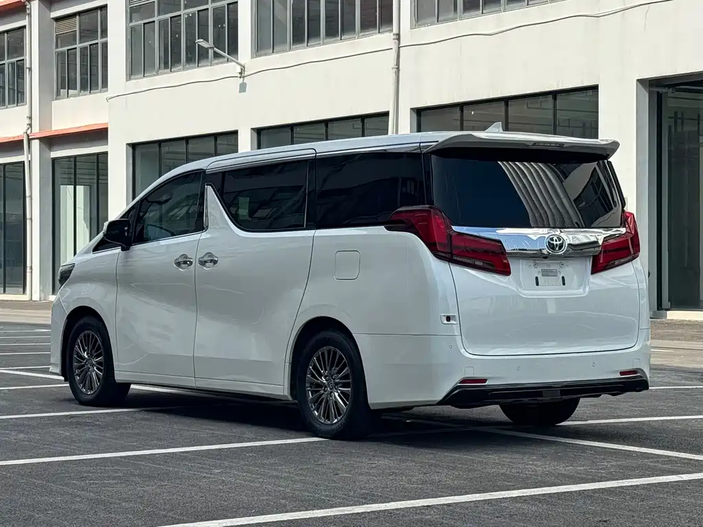 Toyota Alphard — миниатюра 7