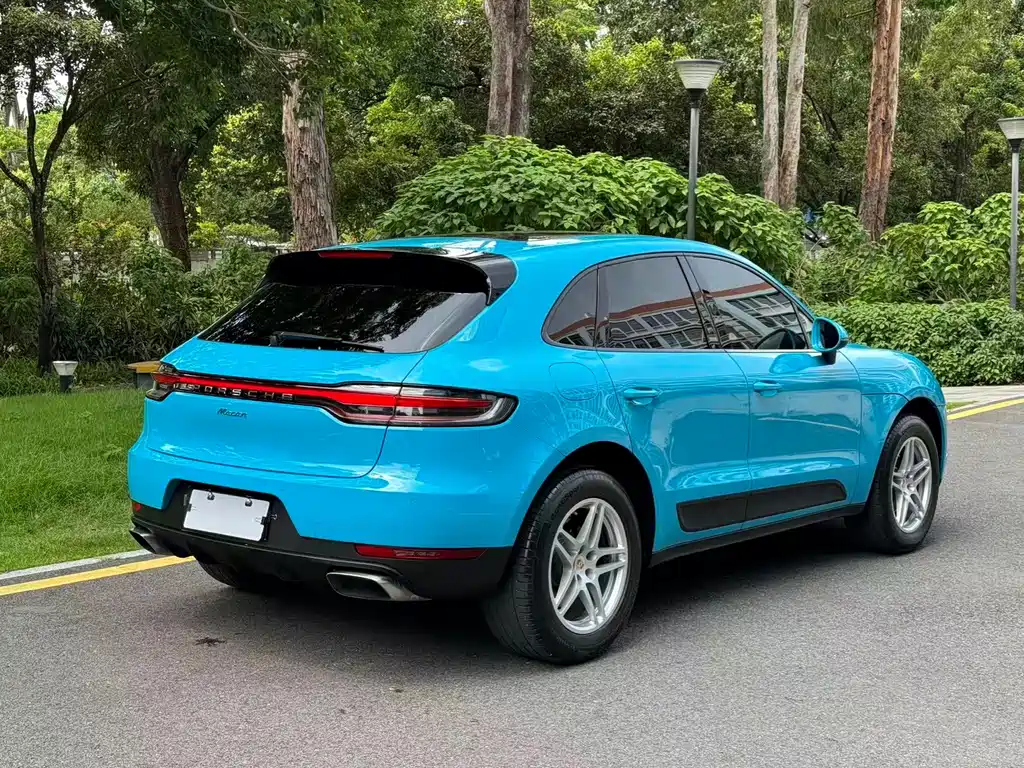PORSCHE MACAN