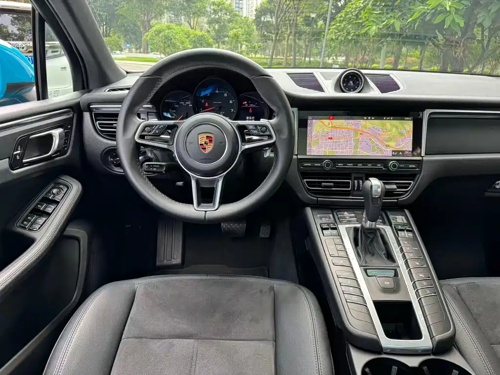PORSCHE MACAN