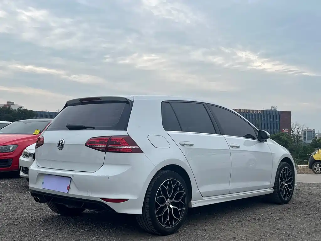 VOLKSWAGEN GOLF