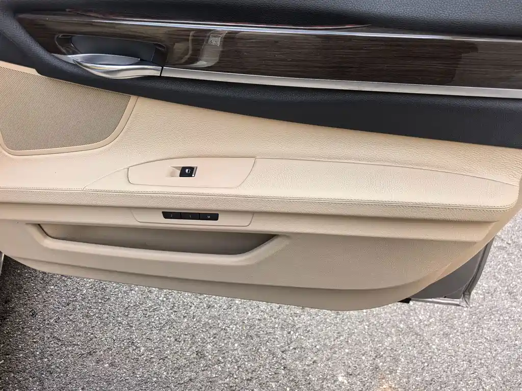 BMW 7 Series — миниатюра 15