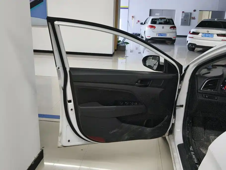 Hyundai Elantra — миниатюра 7