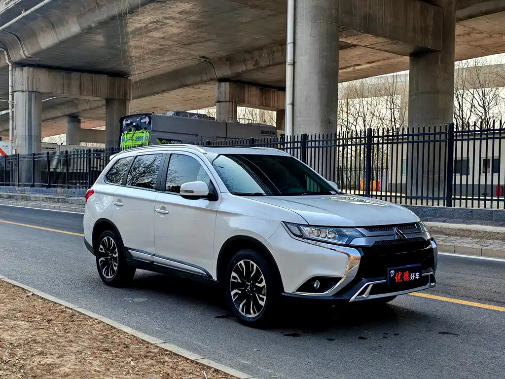 MITSUBISHI OUTLANDER