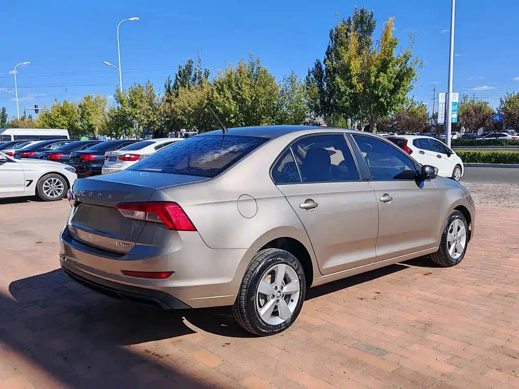 Skoda Rapid — миниатюра 6