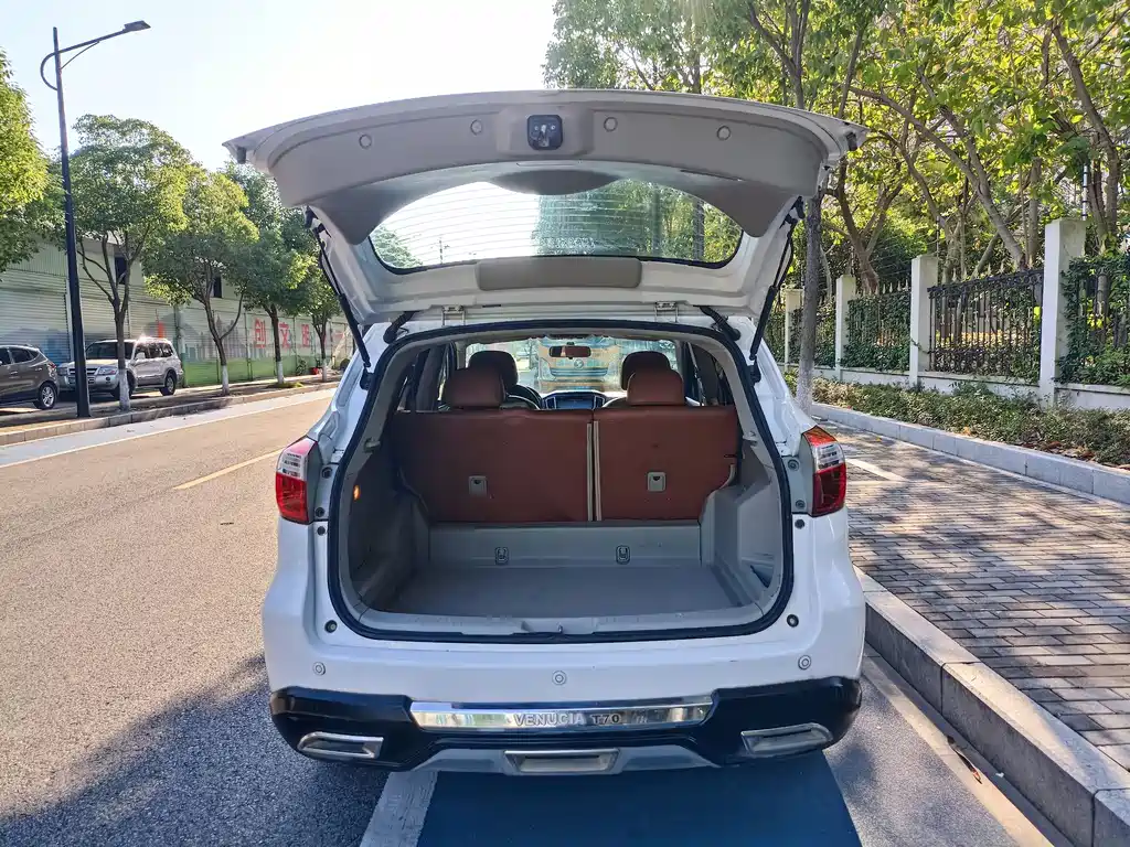 Venucia T70 2015 2.0L MT
