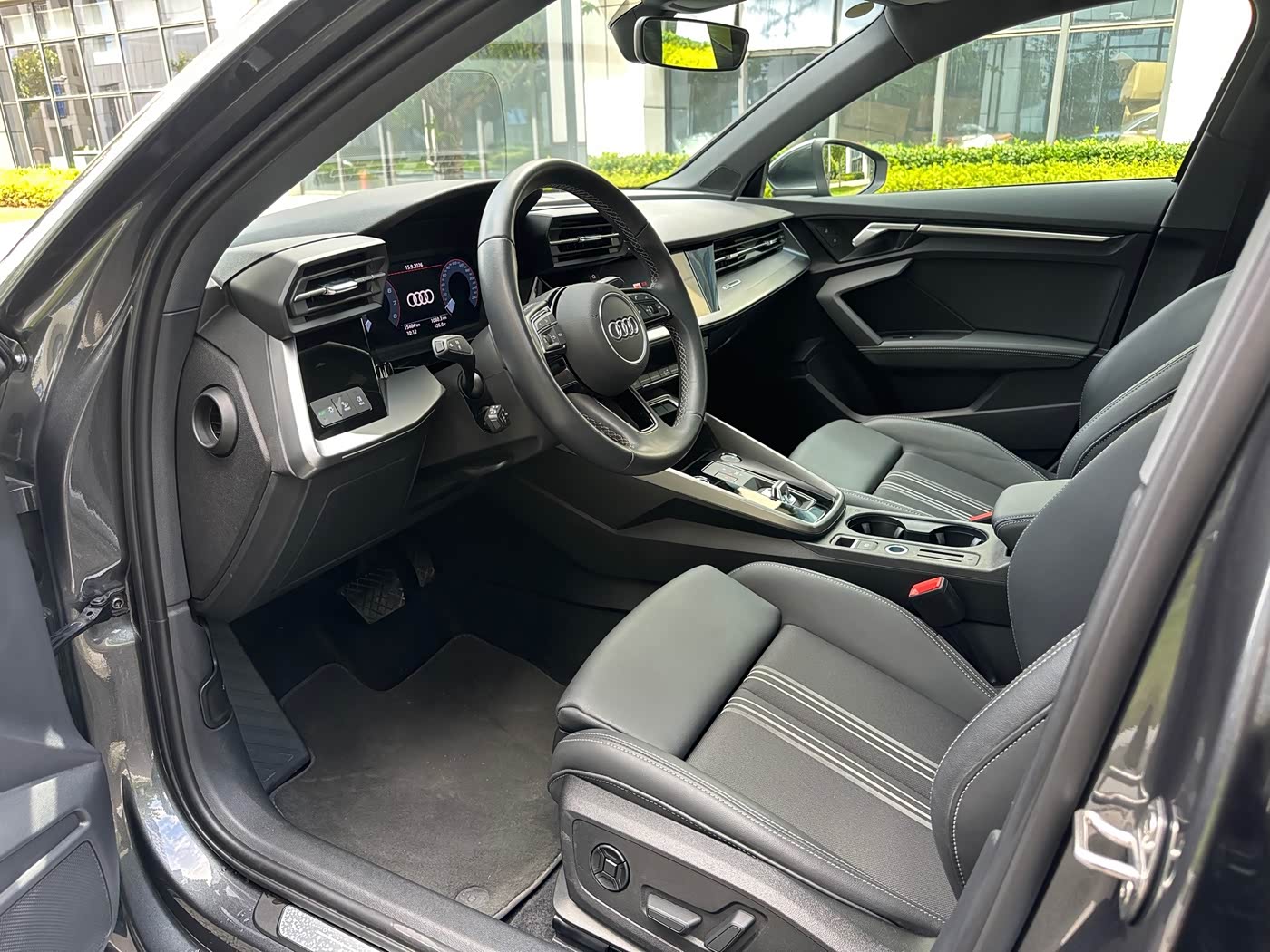 Audi A3 1.4 л 2024 г. Серебристо-серый, пробег 15000 км
