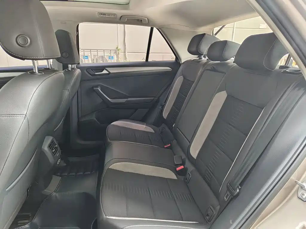 Volkswagen T-Roc — миниатюра 8