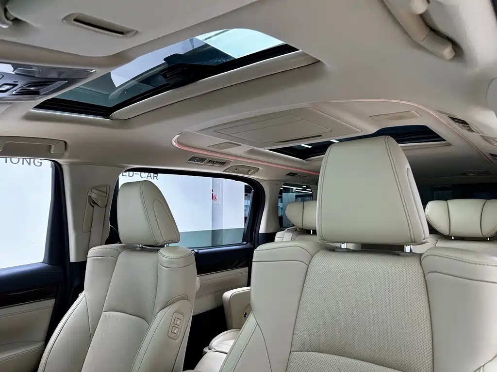 Toyota Alphard — миниатюра 12