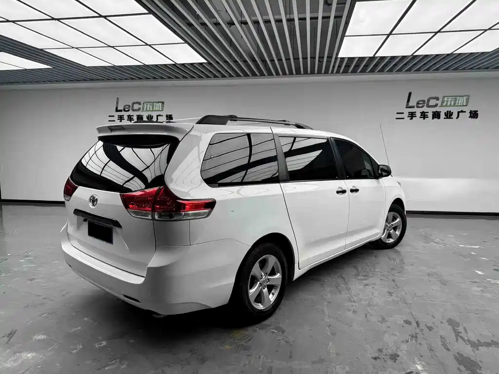 Toyota Sienna — миниатюра 4