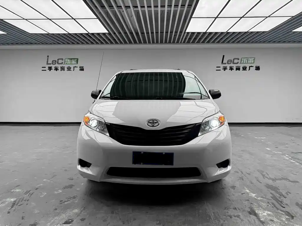 Toyota Sienna — миниатюра 2