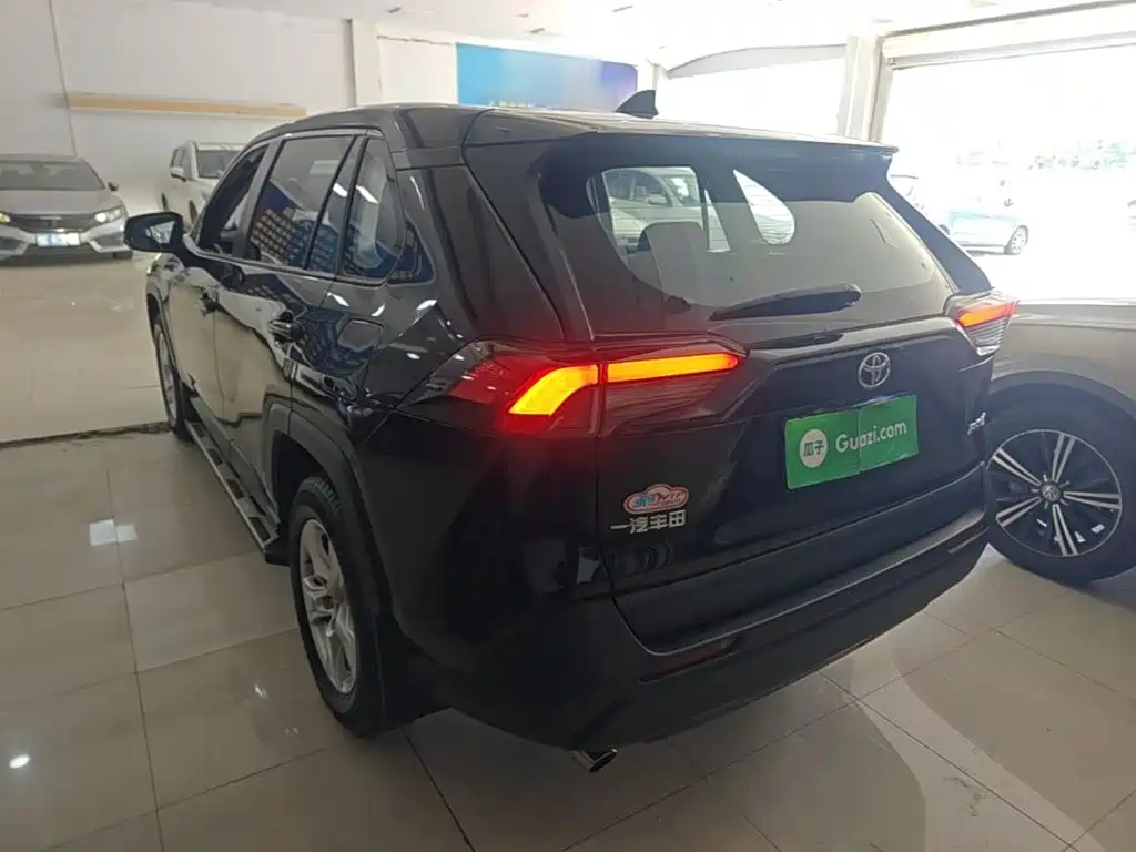 Toyota RAV4 — миниатюра 5