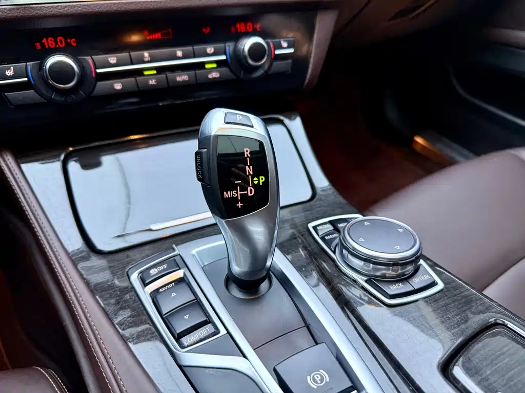 BMW 5 Series — миниатюра 12