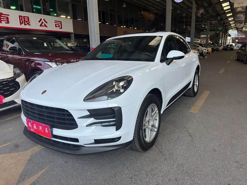PORSCHE MACAN