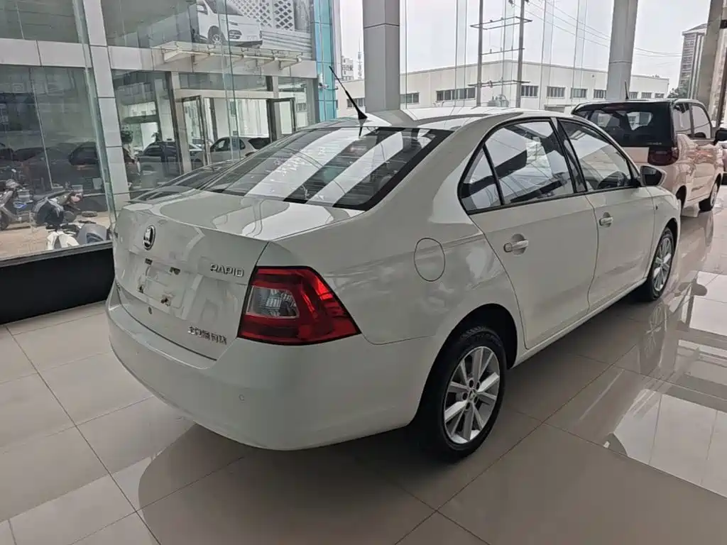Skoda Rapid — миниатюра 7