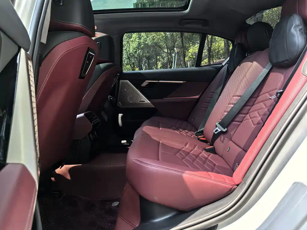 BMW 5 Series — миниатюра 8