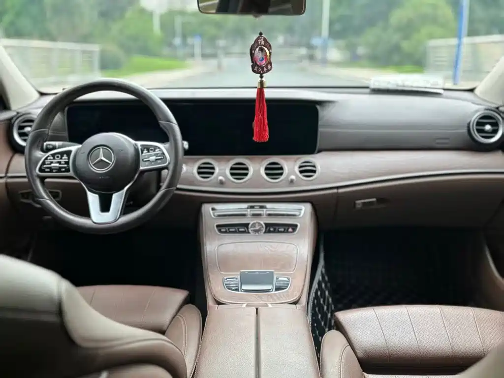 Mercedes-Benz E-Class — миниатюра 6