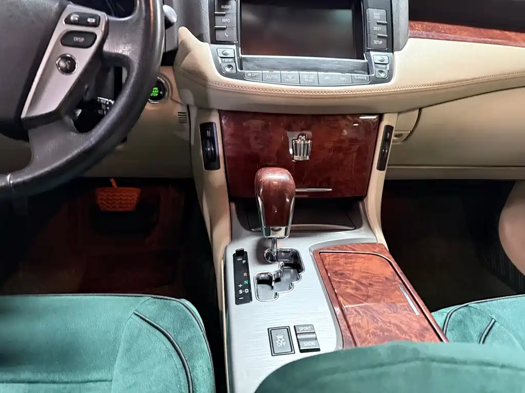 Toyota Crown — миниатюра 10