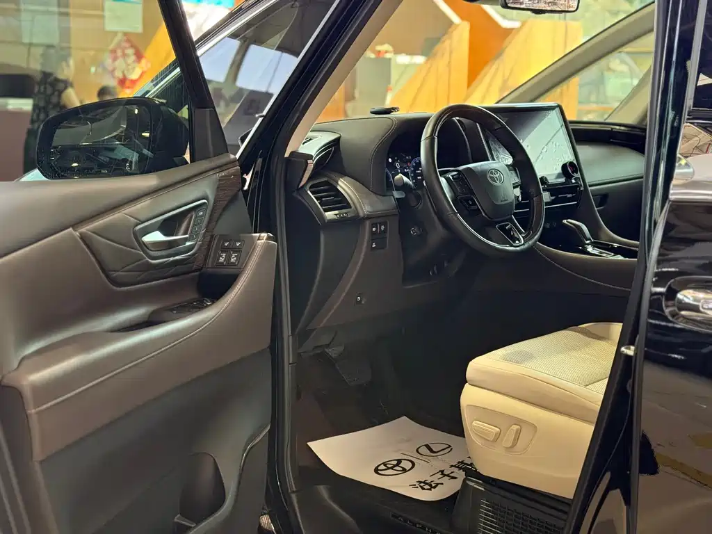 Toyota Alphard — миниатюра 7