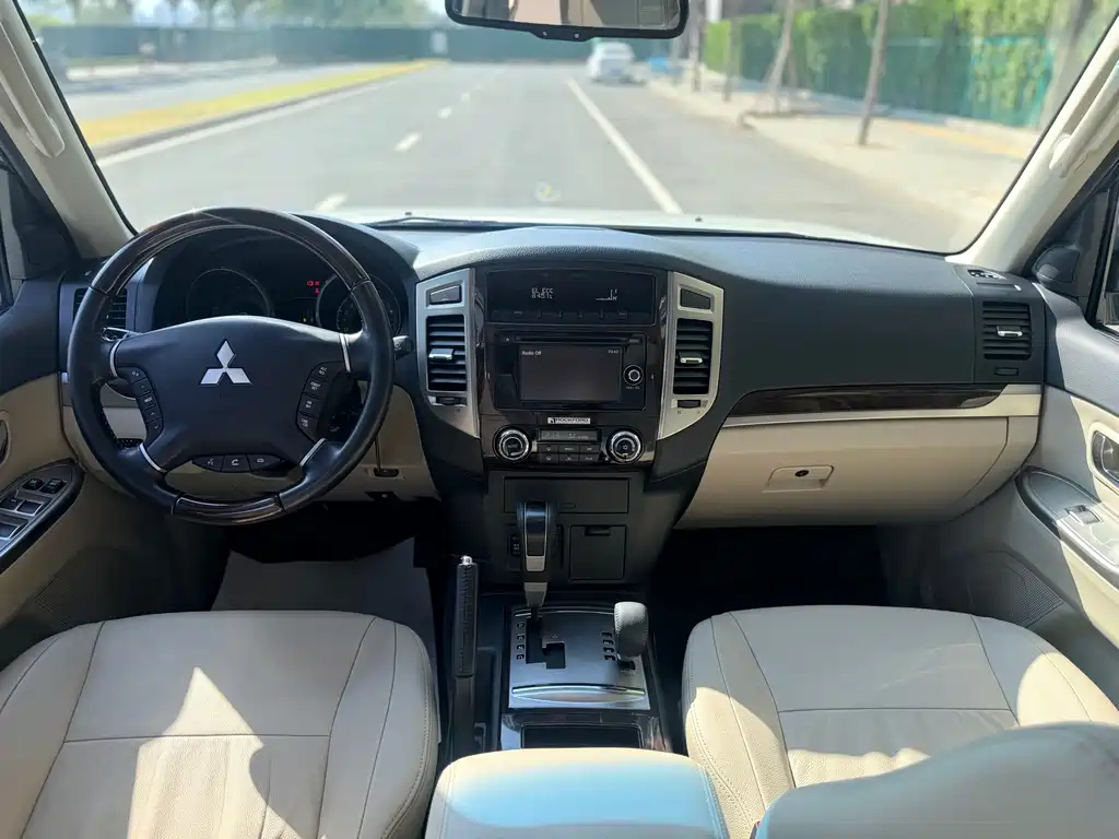 Mitsubishi Pajero (Import) — миниатюра 9