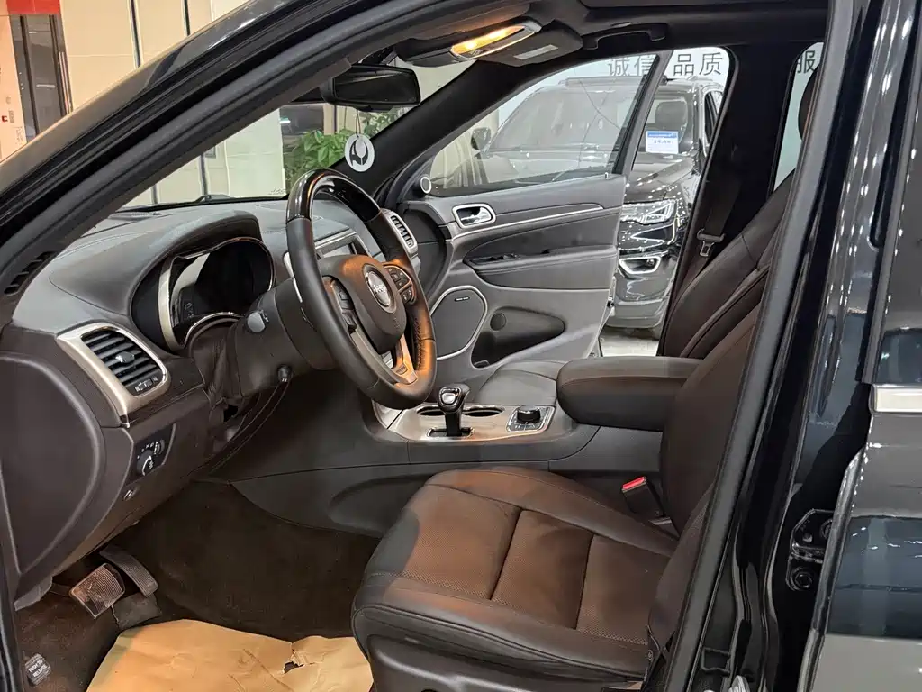 Jeep Grand Cherokee (Import) — миниатюра 10