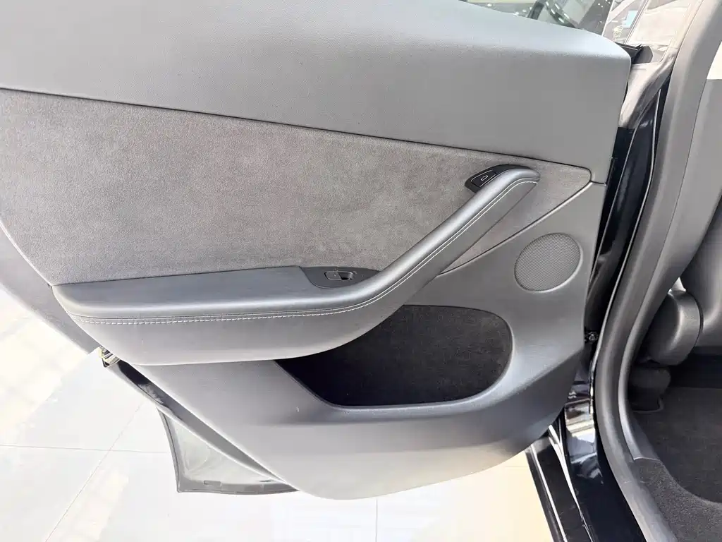 Tesla Model Y — миниатюра 11