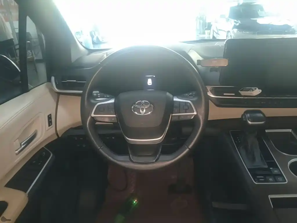 Toyota Granvia — миниатюра 11