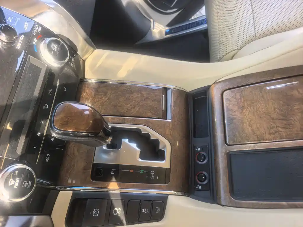 Toyota Alphard — миниатюра 9