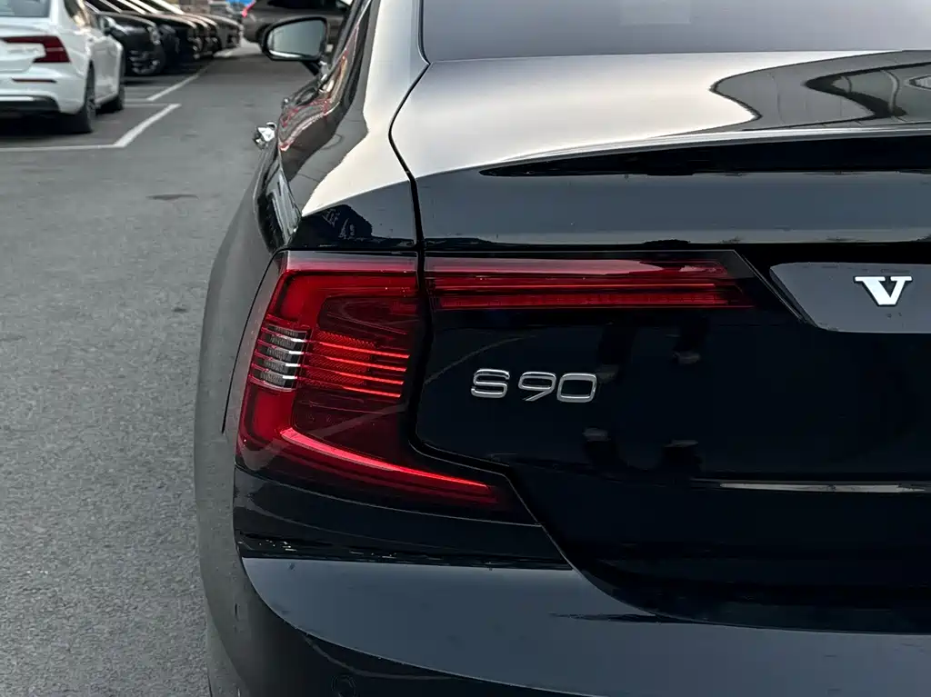 VOLVO S90