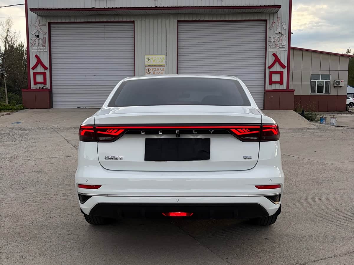 Geely Emgrand 1.5 л 2023 г. Белый, пробег 10000 км