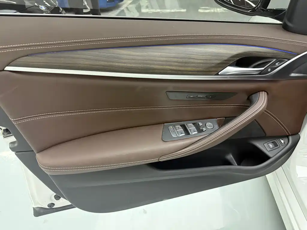 BMW 5 Series New Energy — миниатюра 6