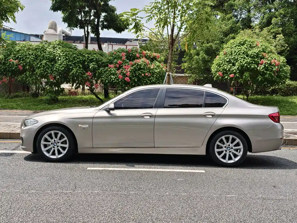 BMW 5 Series — миниатюра 7