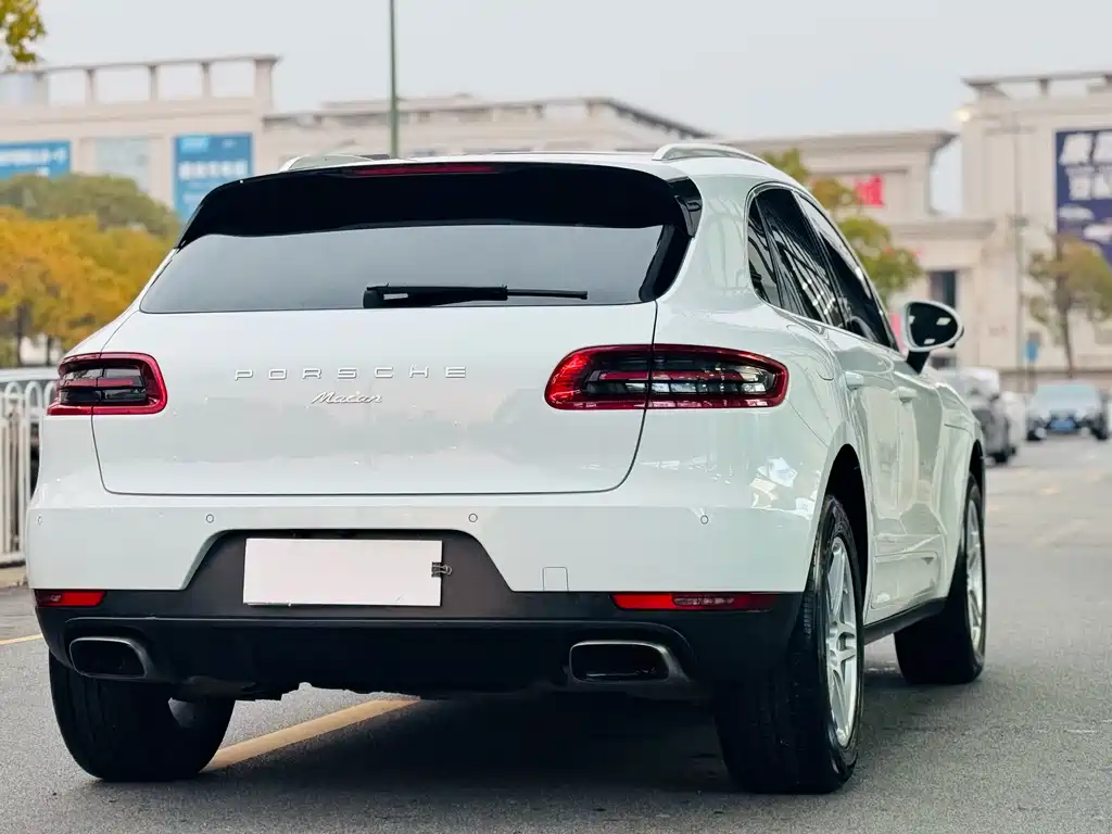 PORSCHE MACAN