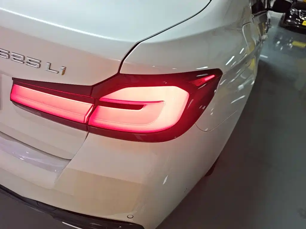 BMW 5 Series — миниатюра 8