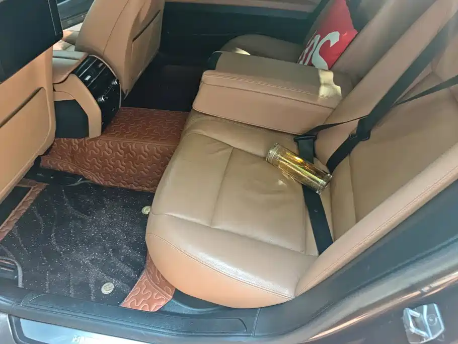 BMW 7 Series — миниатюра 11