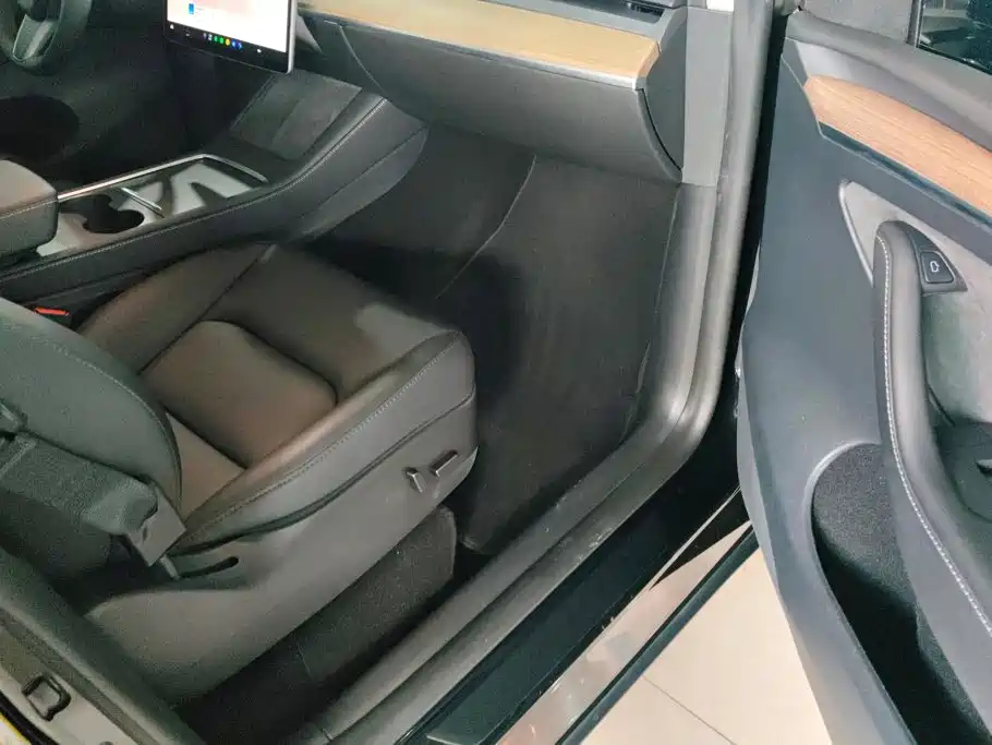 Tesla Model Y — миниатюра 8