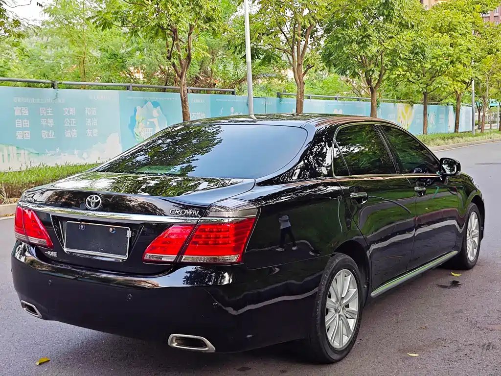 Toyota Crown — миниатюра 17