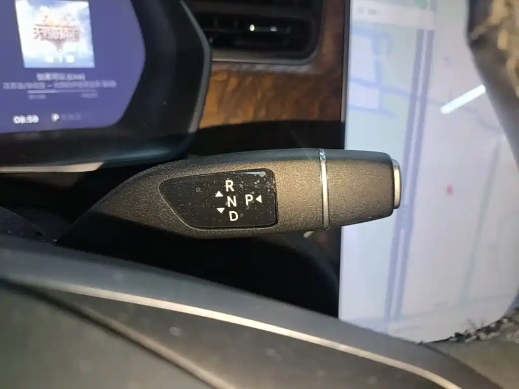Tesla Model X — миниатюра 14