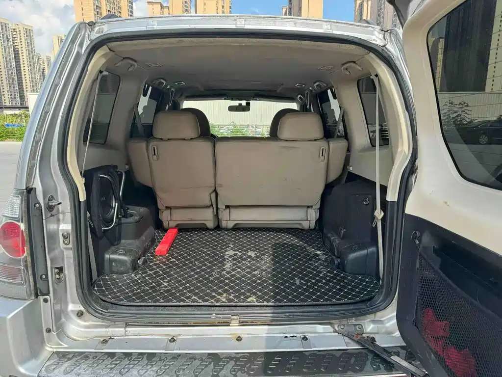 Mitsubishi Pajero — миниатюра 6