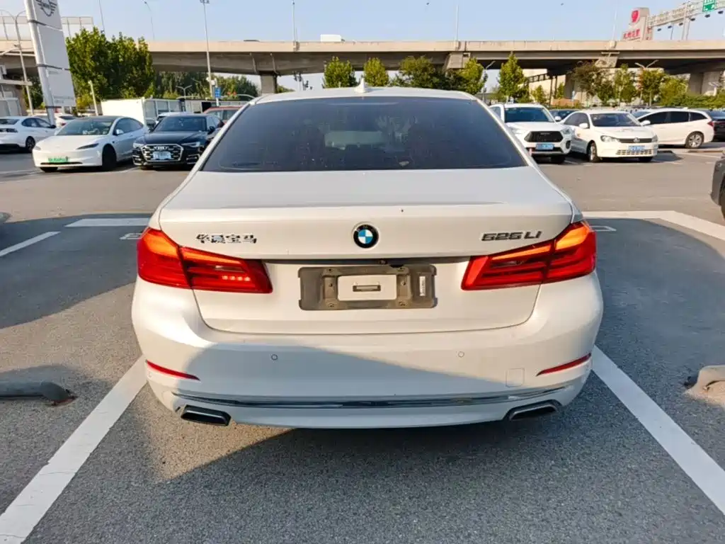 BMW 5 Series — миниатюра 6
