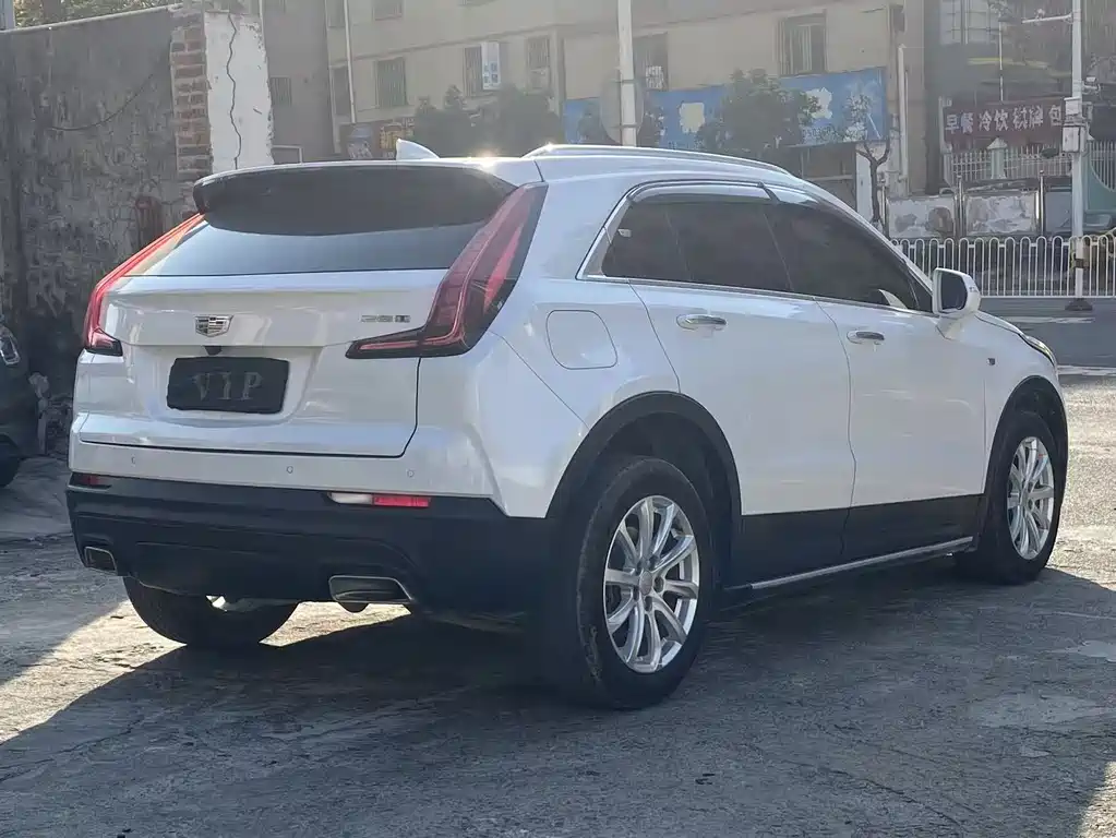 CADILLAC XT4