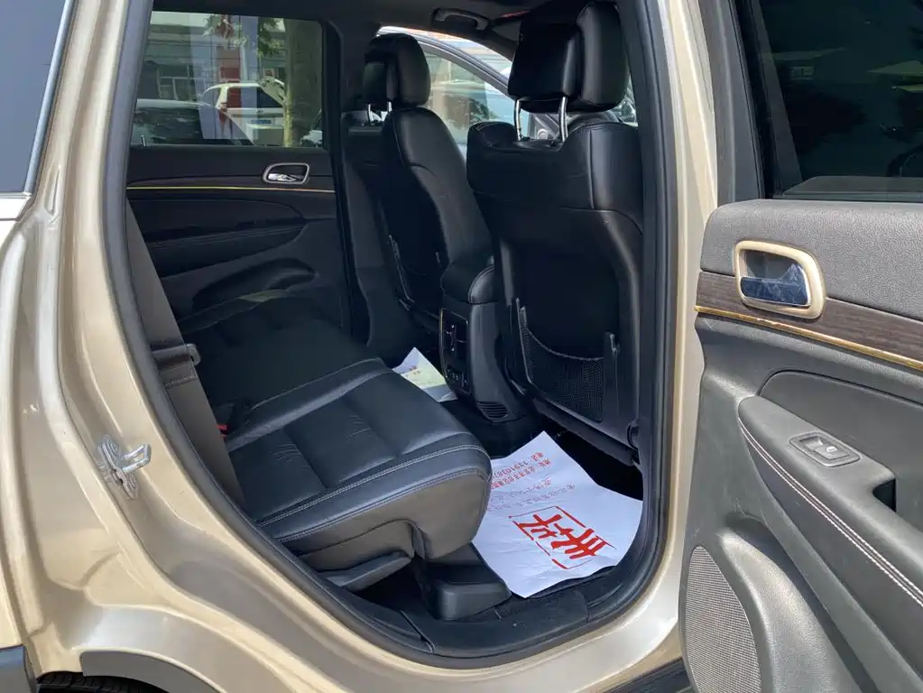 Jeep Grand Cherokee (Import) — миниатюра 23