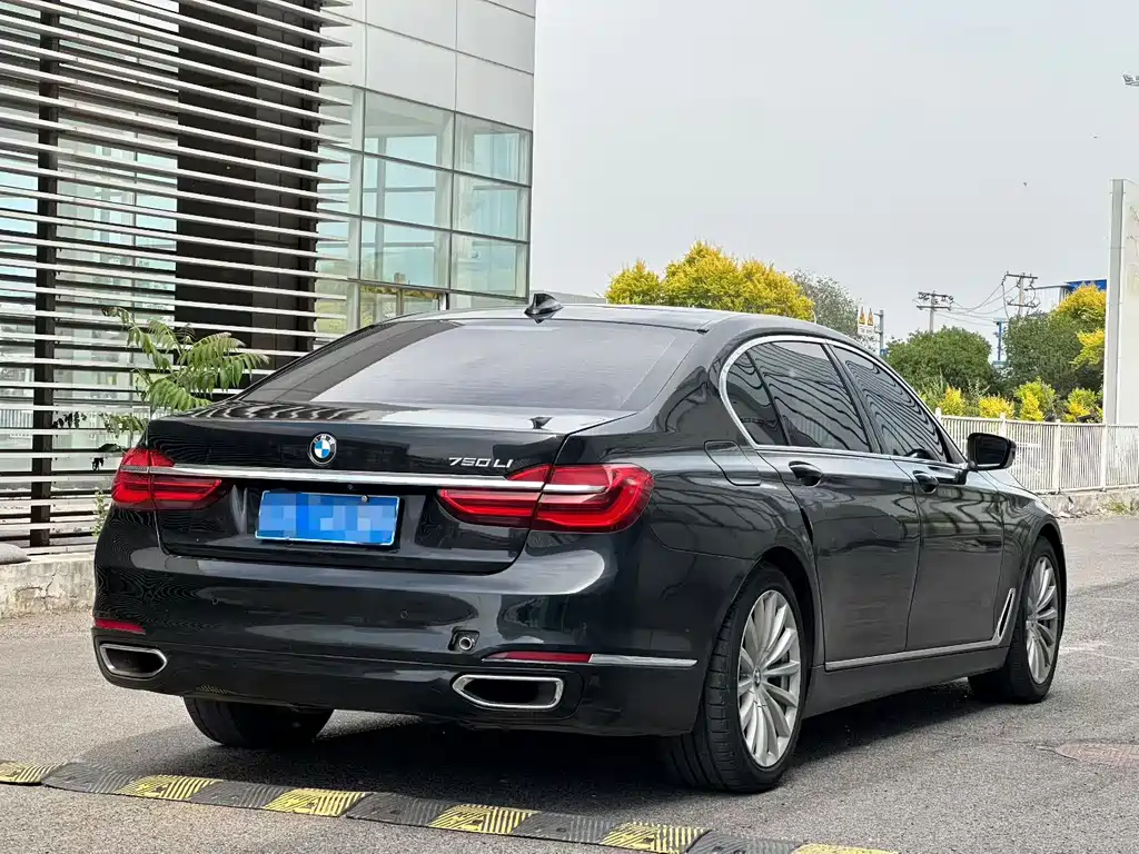 BMW 7 Series — миниатюра 7