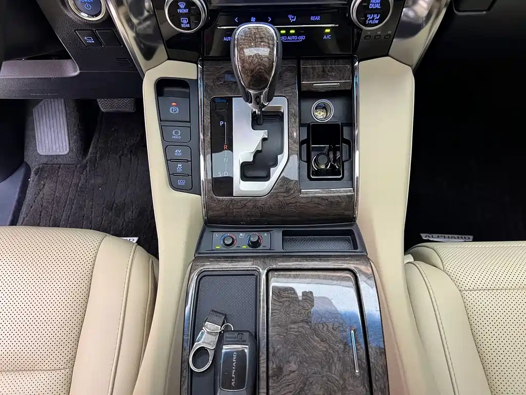 Toyota Alphard — миниатюра 10