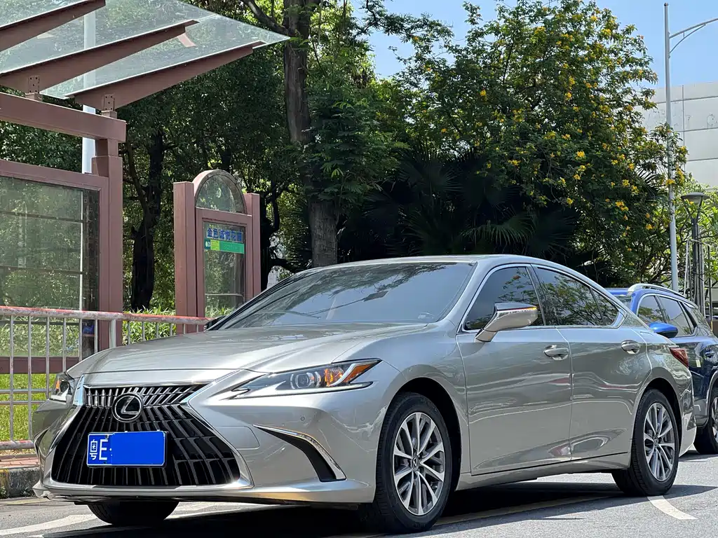 Lexus ES 2023