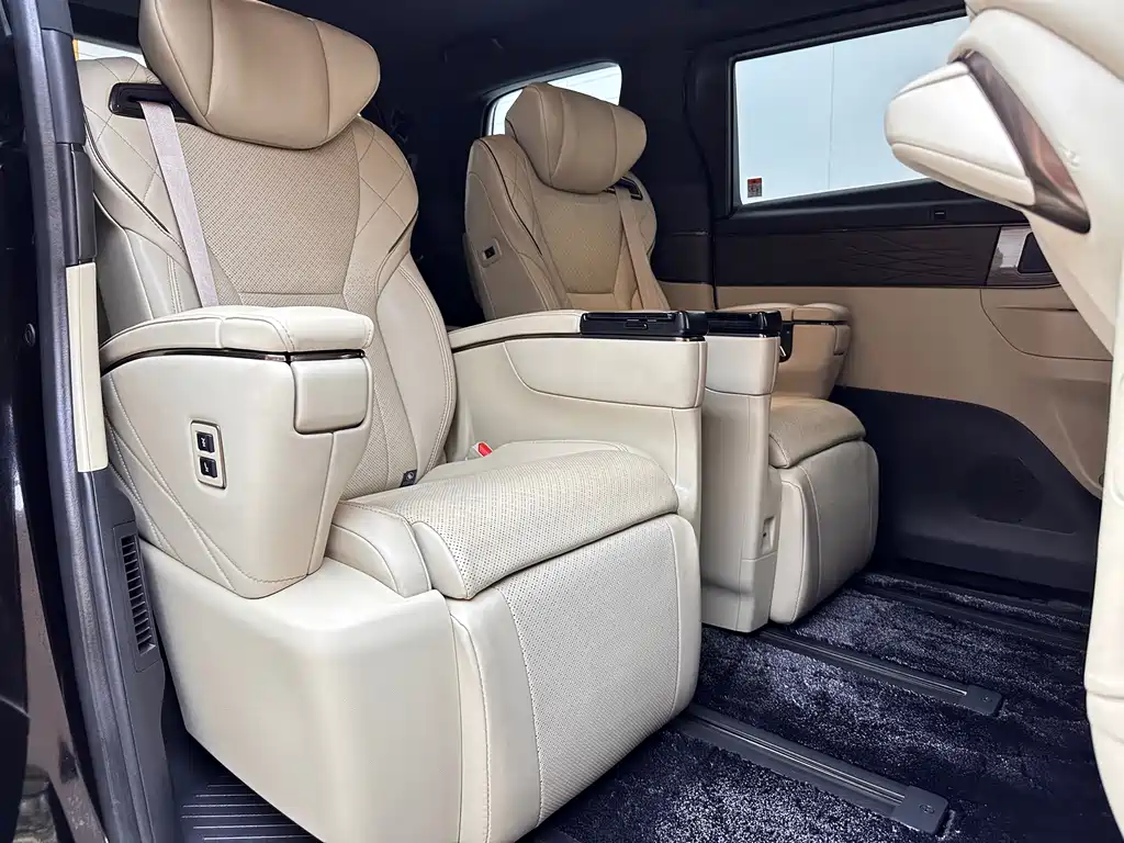 Toyota Alphard — миниатюра 6